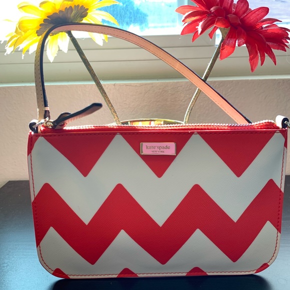 SOLD❤️💕 🎉Host Pick!🎉Kate Spade Chevron Wristlet - Picture 5 of 8